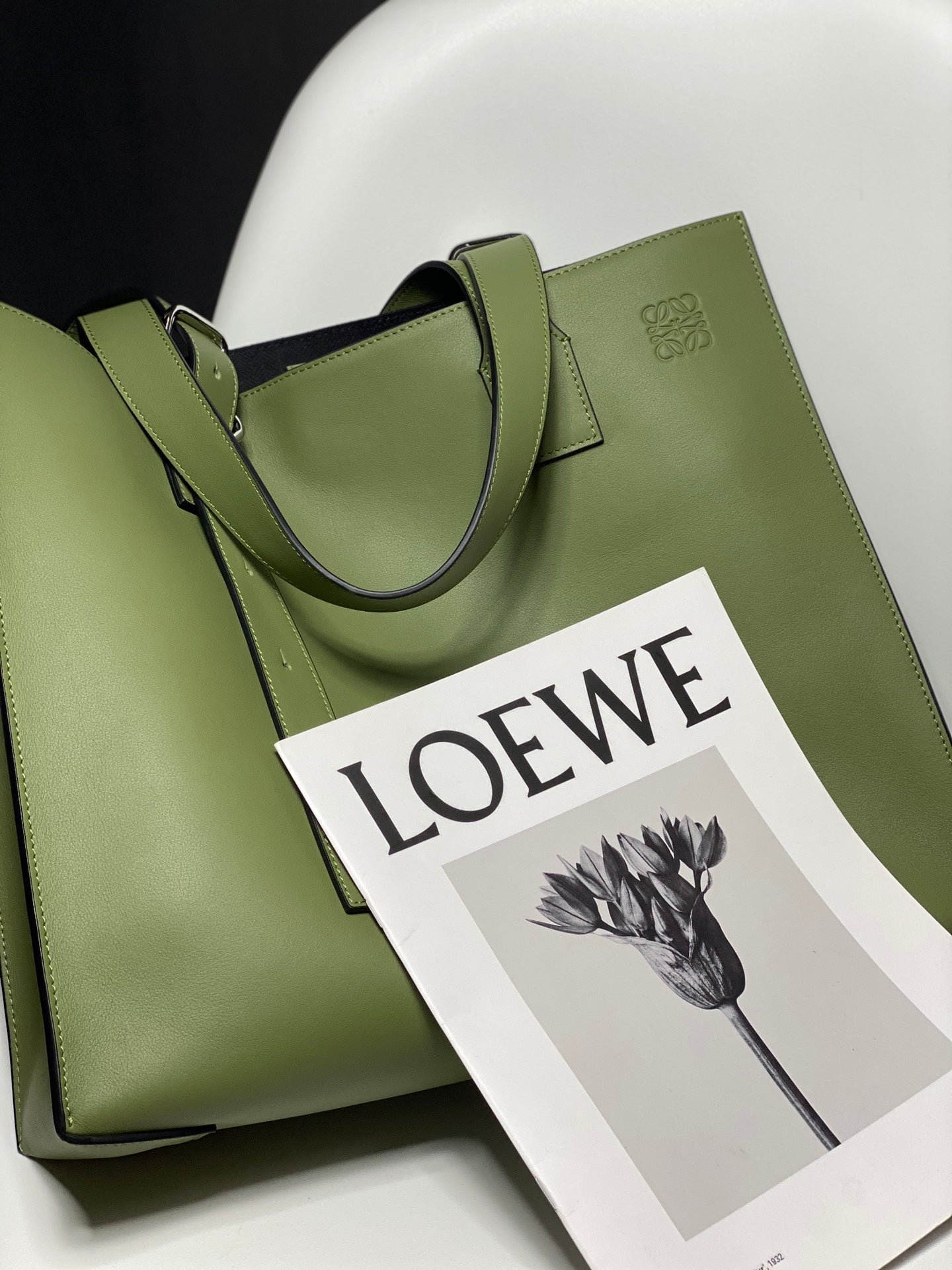羅L威-Buckle Horizontal Tote 手袋