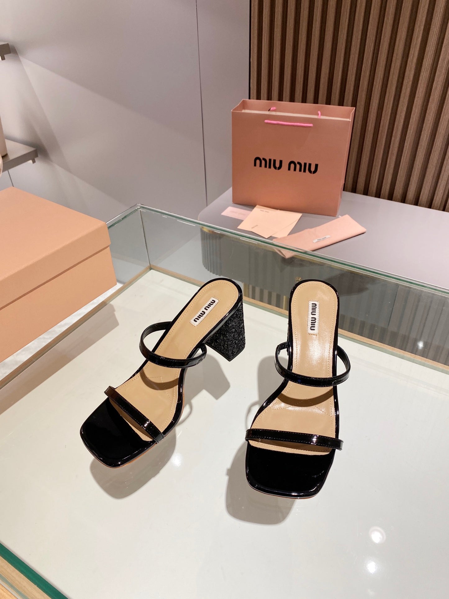 穆M家-2023春夏新款 一字帶高跟涼拖  8.5cm 黑色