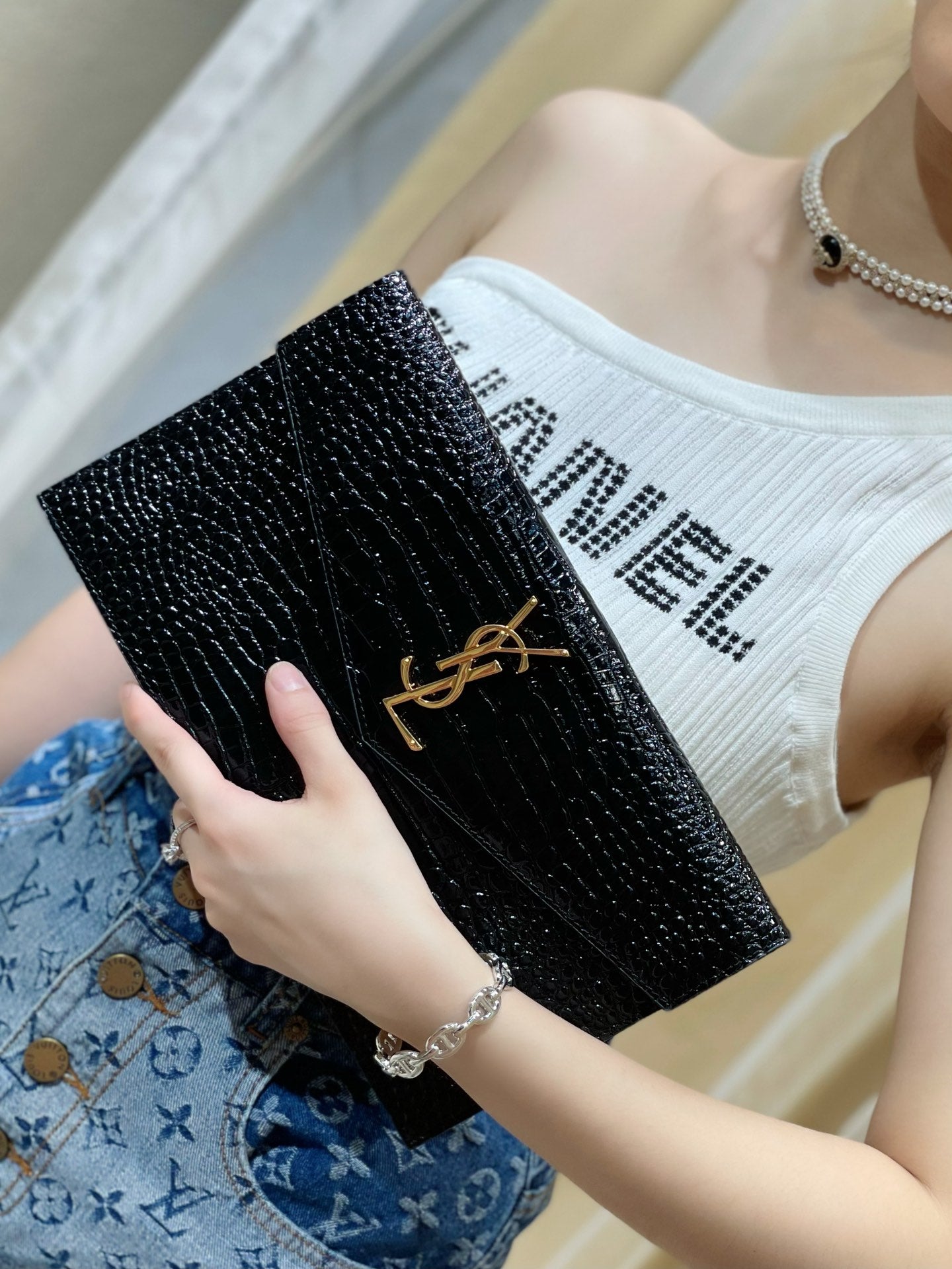 YSL ptown_新品手拿包-黑鱷魚紋金扣