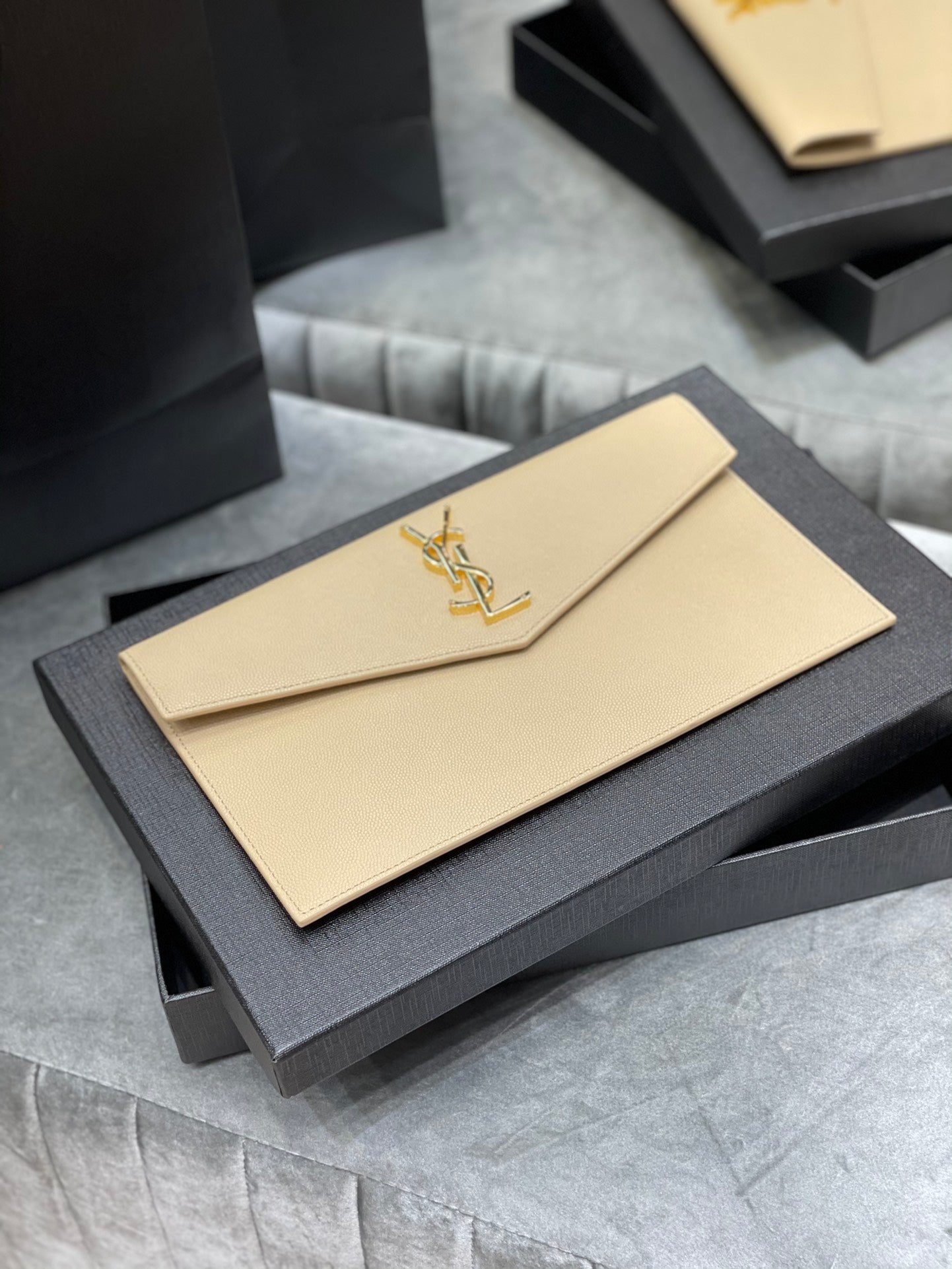 YSL ptown_新品手拿包-杏色魚子醬皮金釦