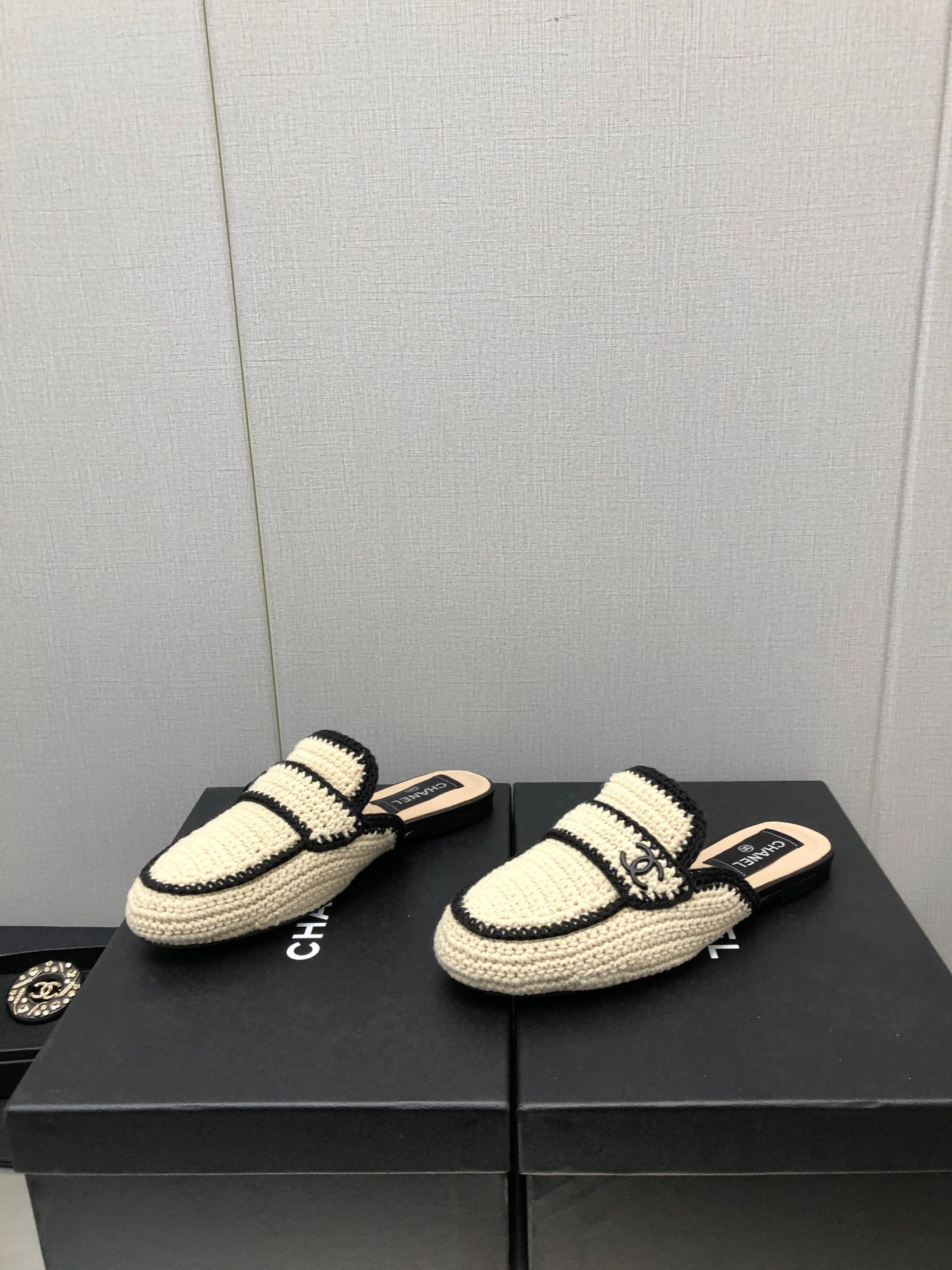 小香家-2023早春新款 山茶花編織拖鞋 杏色