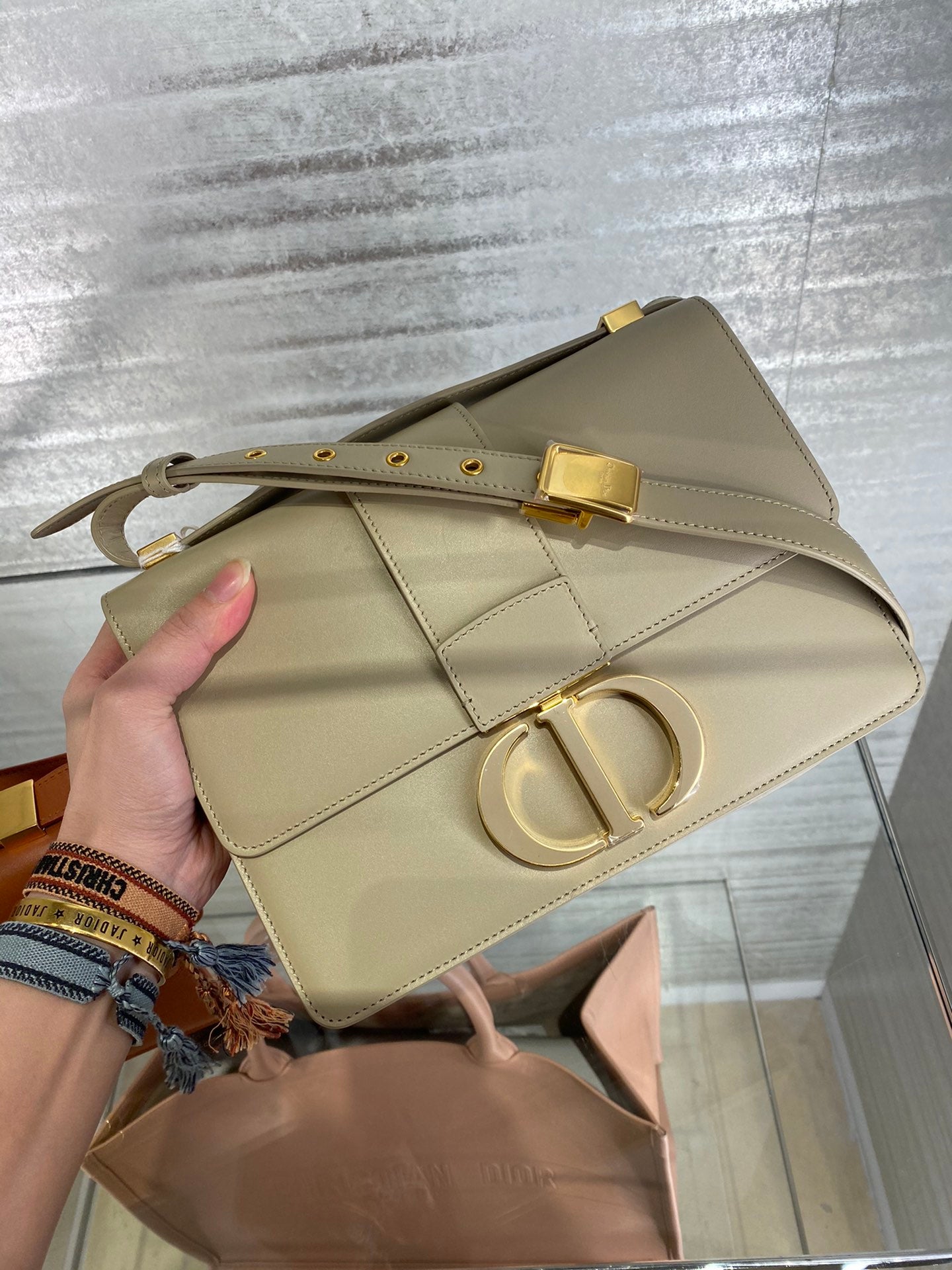 Dior 蒙田 30 Montaigne系列-24cm-珐瑯扣-淺杏色