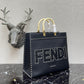 芬F家-Fendi Sunshine-中號黑色燙印牛皮手提袋