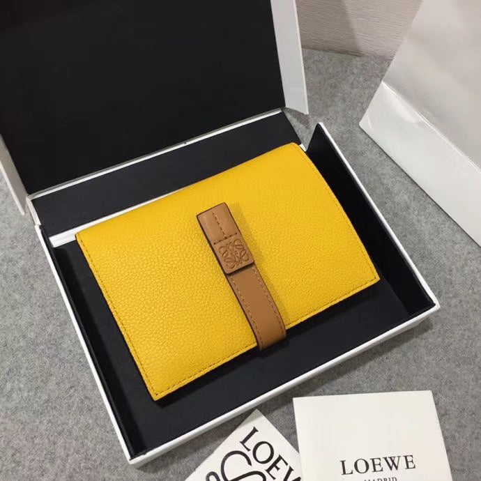 Loewe 對折中夾