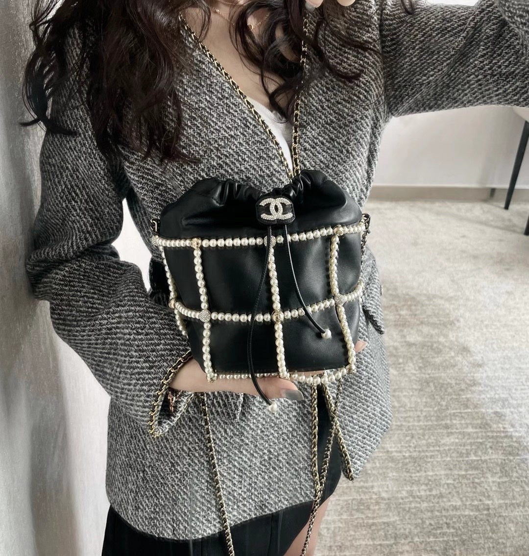Chanel 小號羊皮抽繩水桶包