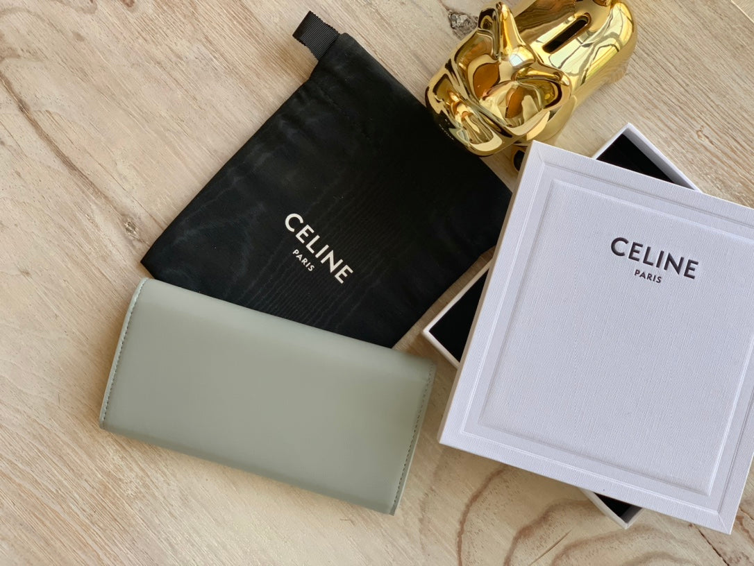 Celine TRIOMPHE 大號亮澤光滑羊皮革翻蓋長夾