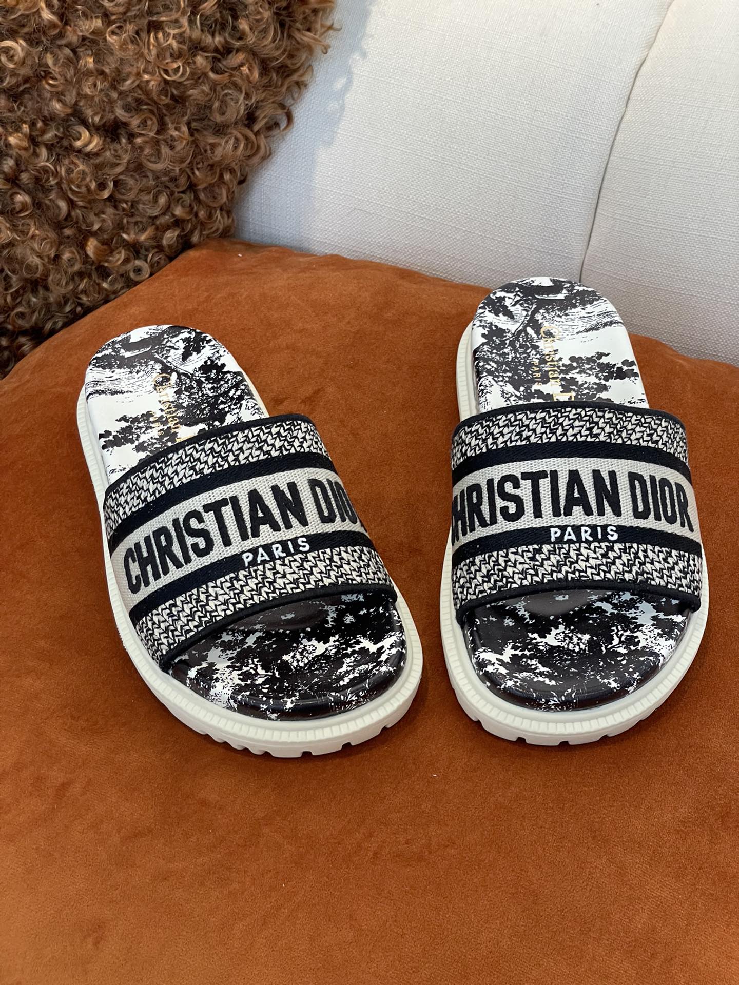 迪D家-黑色刺繡拖鞋