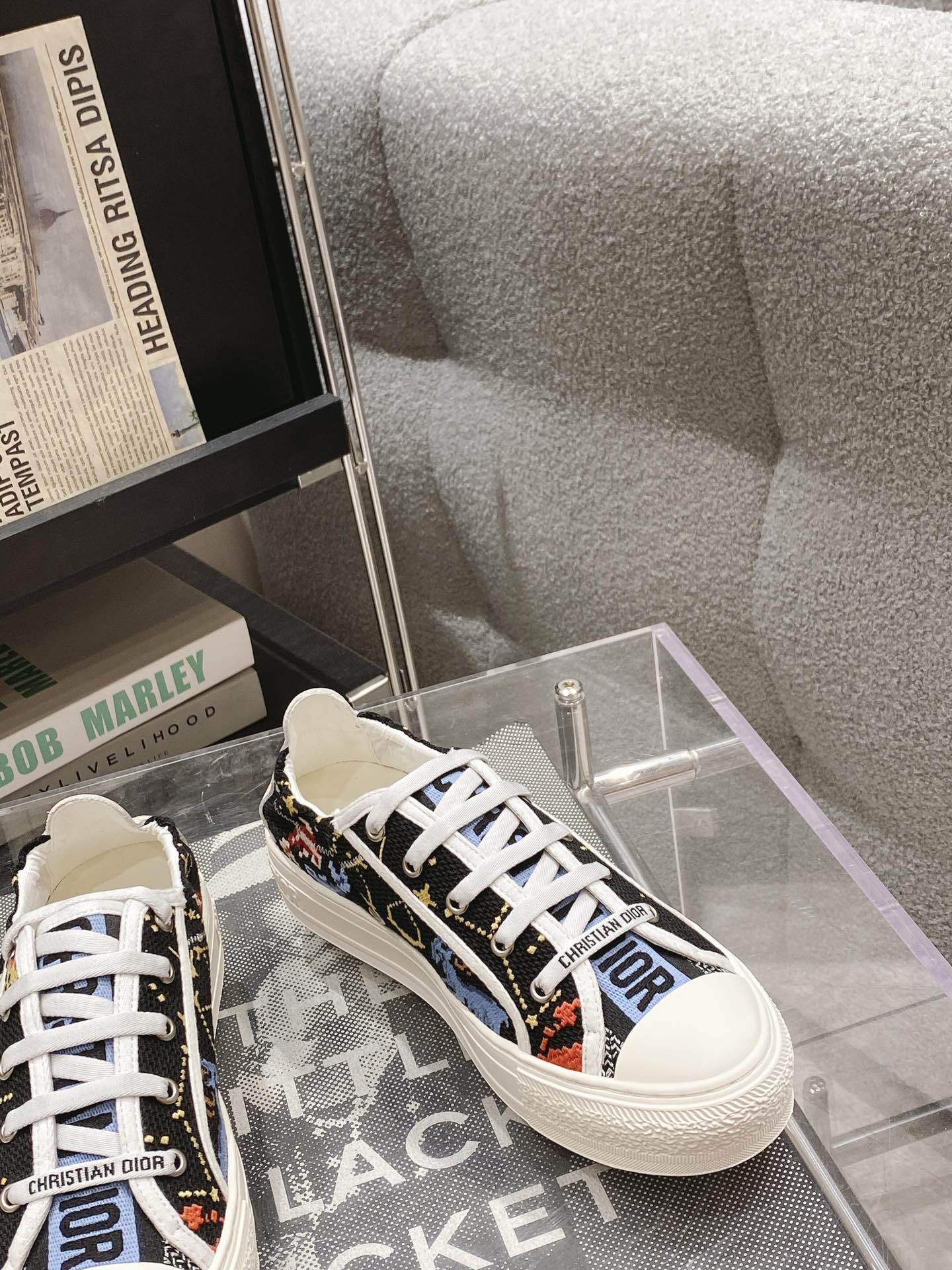 迪D家-帆布系列 平底休閒鞋 踩跟刺繡款