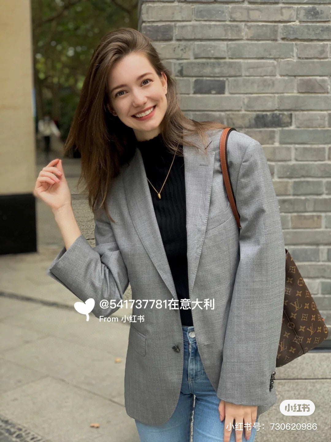 M44887 路L家-NéONOé手袋水桶包 焦糖色 上身照