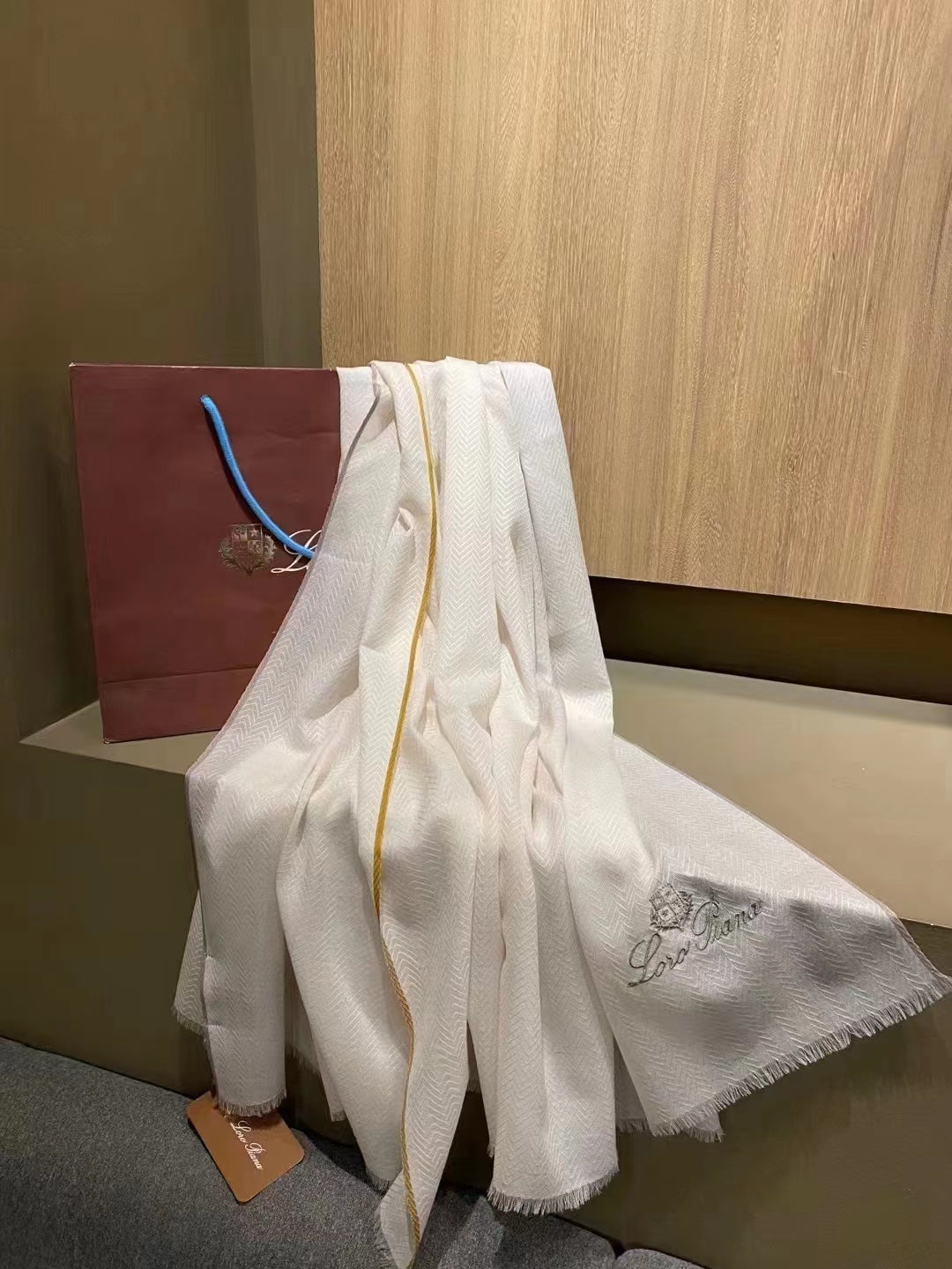 L-Piana  100%羊絨純色系水毛人字紋金斯圍巾-200隻水絨紗線-90*200cm