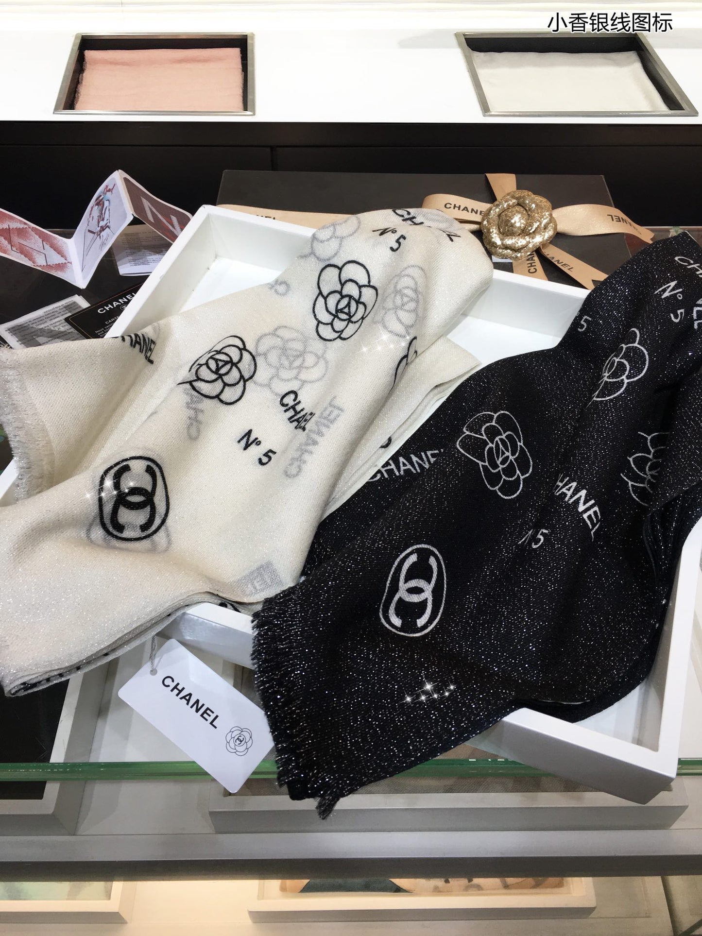 Chanel 羊絨銀線印花長巾