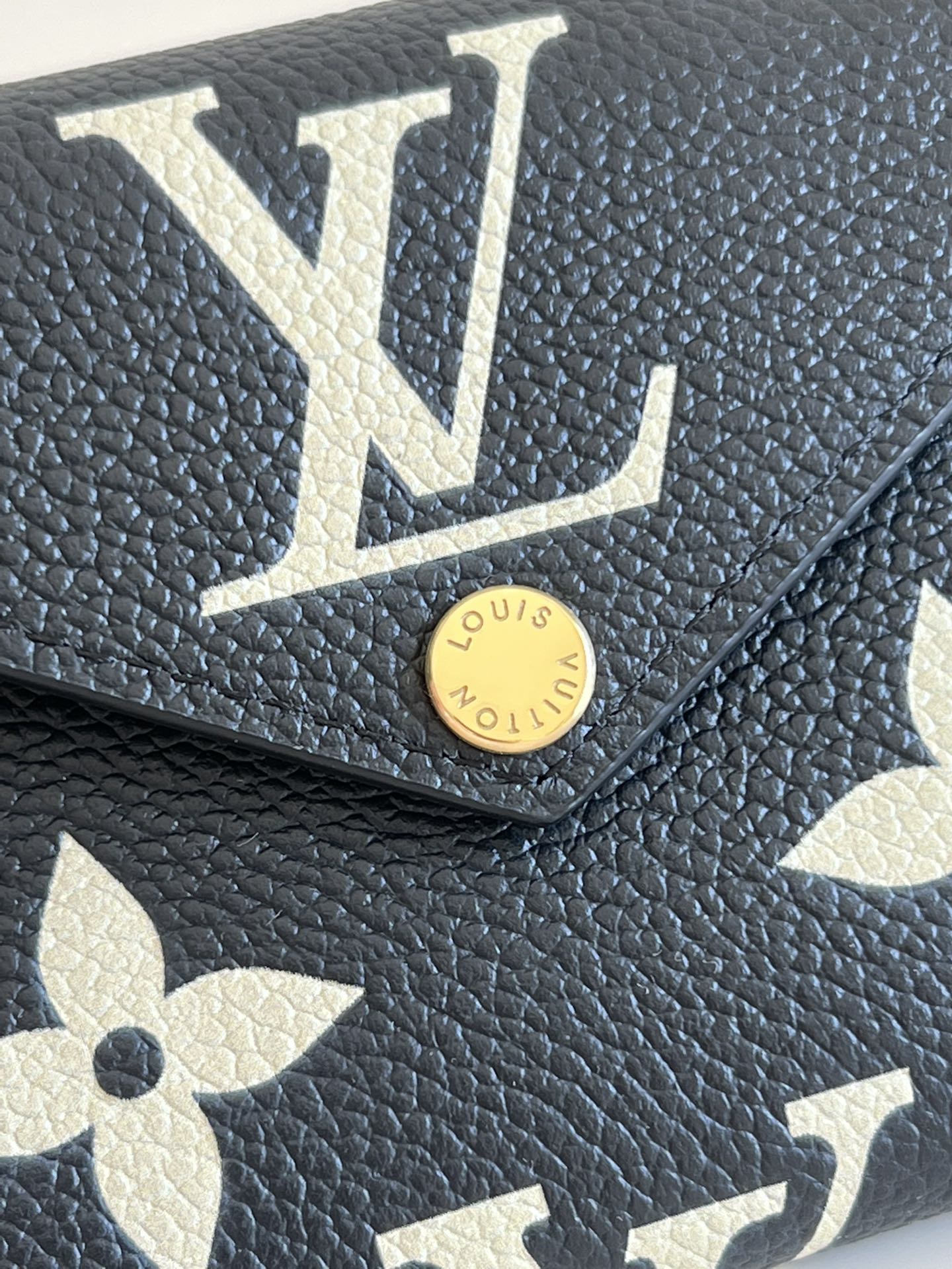 LV M80968 黑色絲印三折短夾