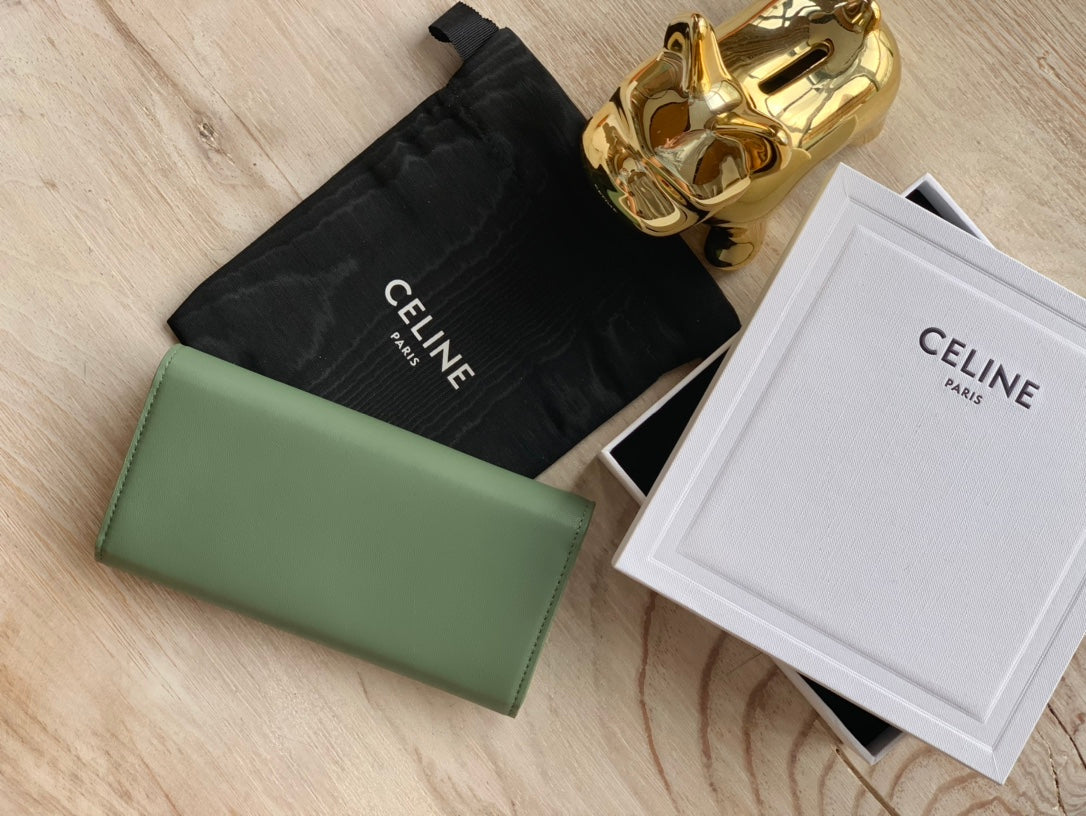 Celine TRIOMPHE 大號亮澤光滑羊皮革翻蓋長夾