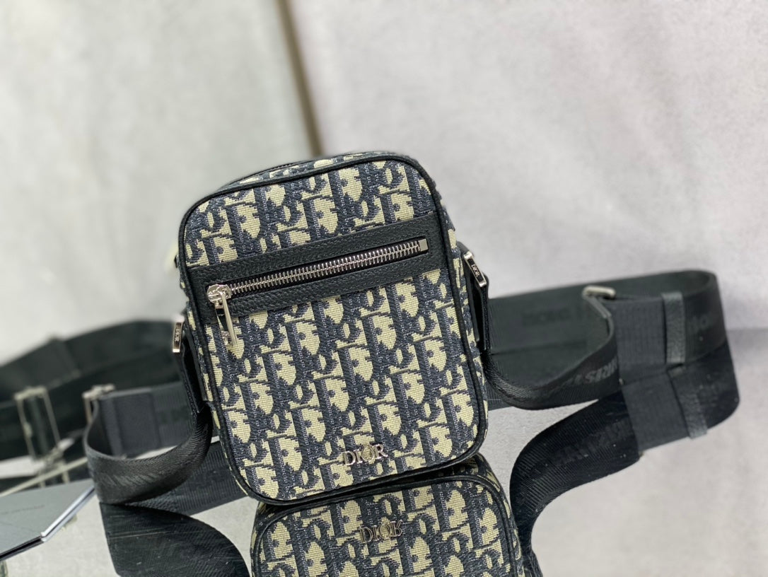 Dior 豎版相機包-15*6*18cm