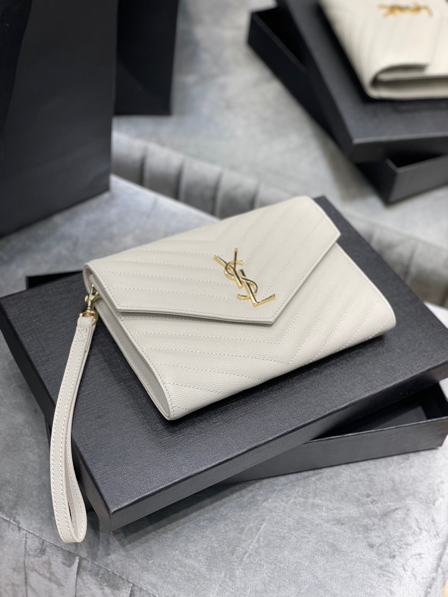 YSL_魚子醬手拿包-白色金扣