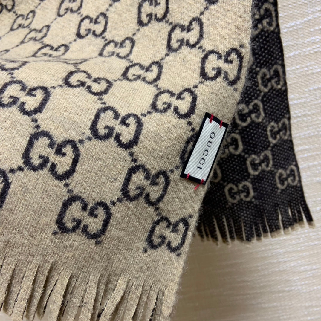 Gucci 雙面羔羊毛圍巾