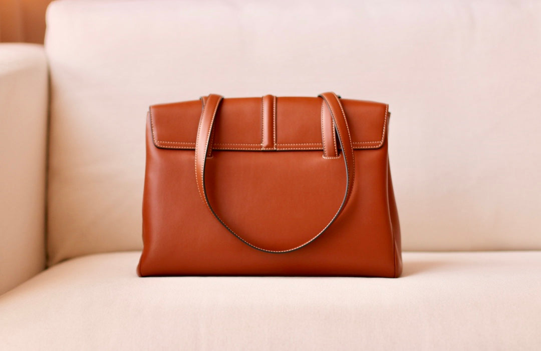 Celine SOFT 16 中號光滑牛皮革手-棕色
