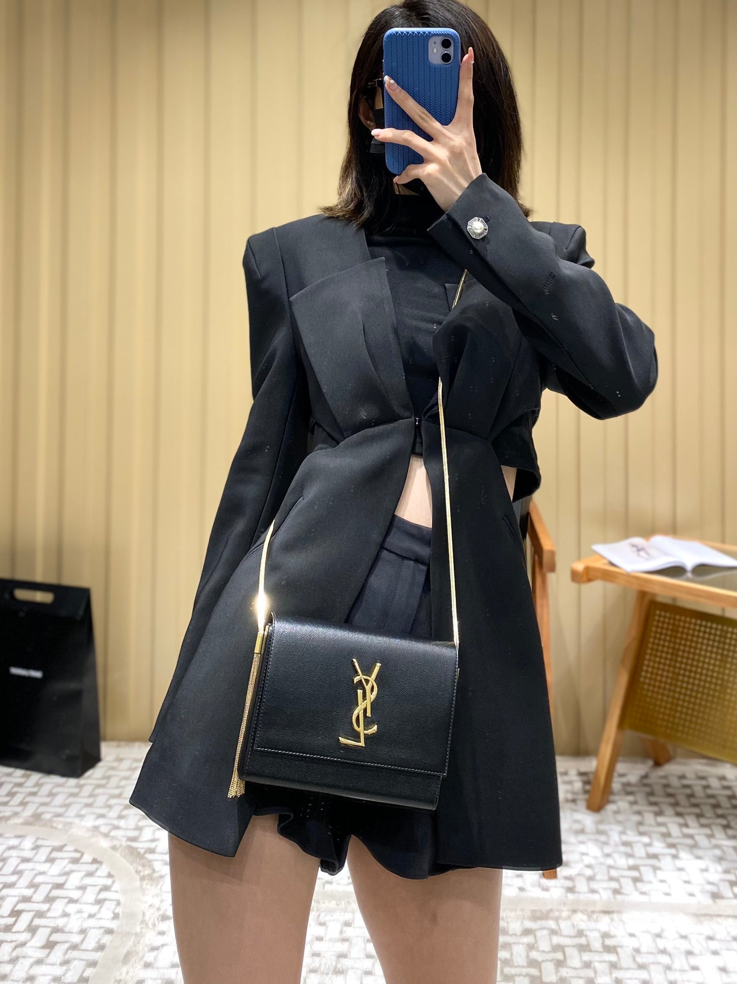 聖Y羅-Kate box bag 黑色 上身圖