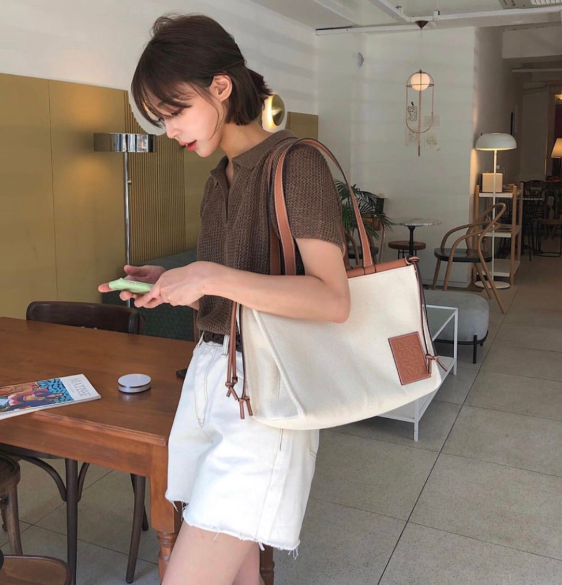 羅L威-Cushion tote 白色棕皮 上身圖