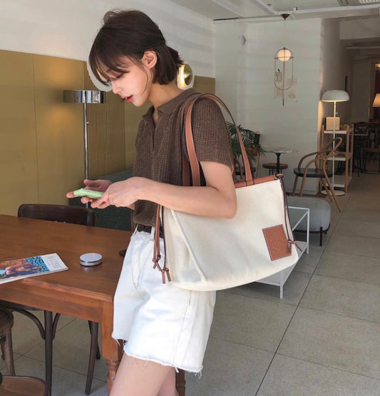 羅L威-Cushion tote 白色棕皮 上身圖