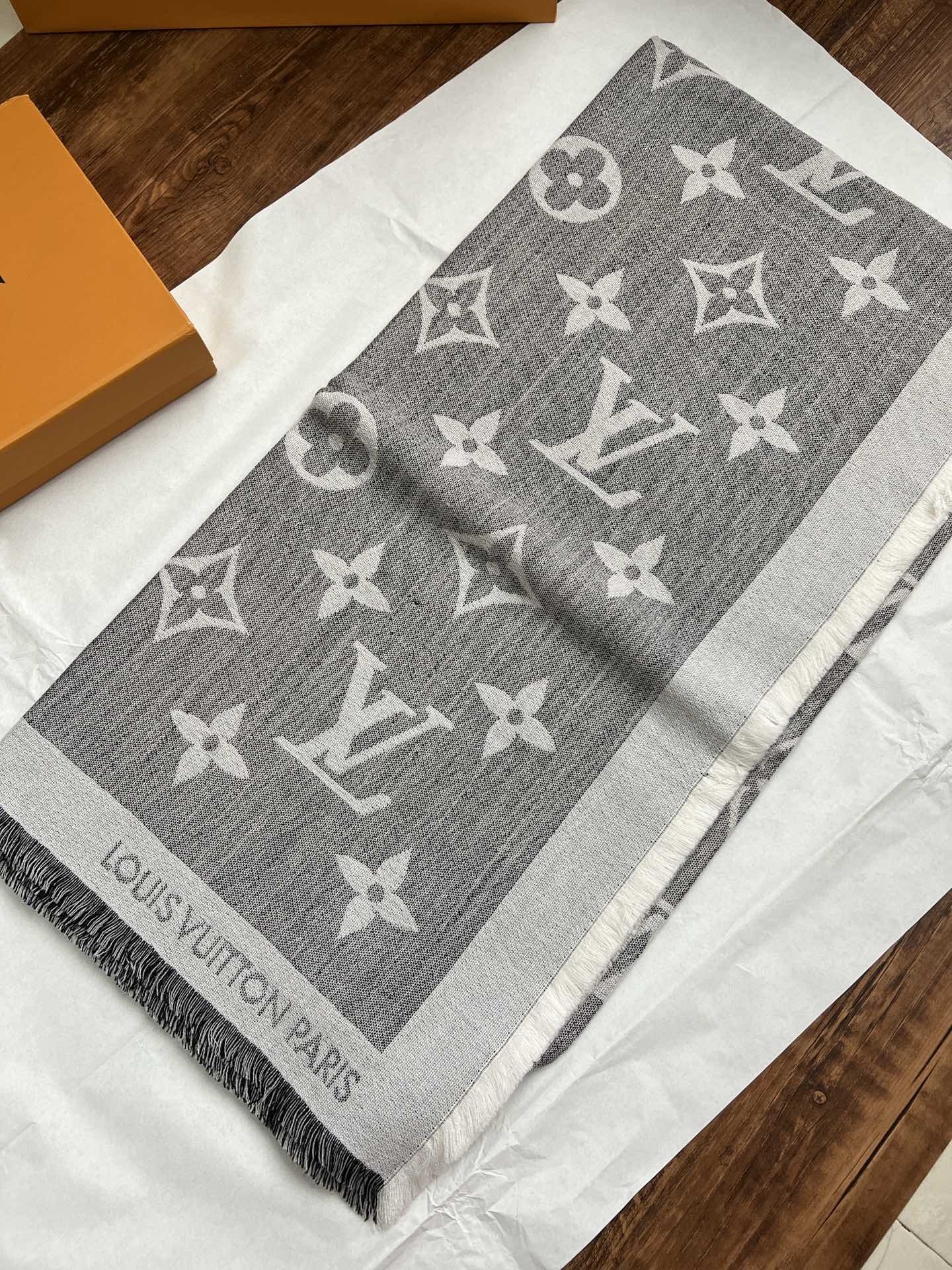 路L家-Monogram方巾 140*140cm 70%羊絨30%真絲 灰色
