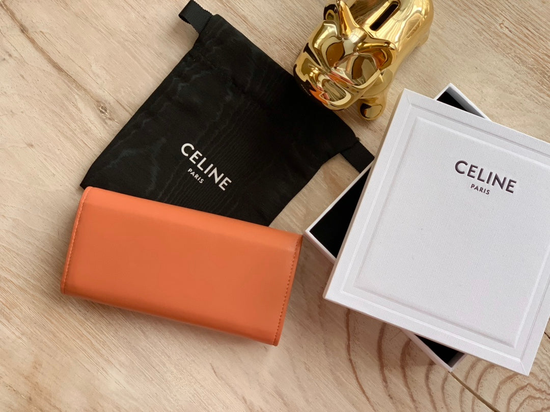 Celine TRIOMPHE 大號亮澤光滑羊皮革翻蓋長夾