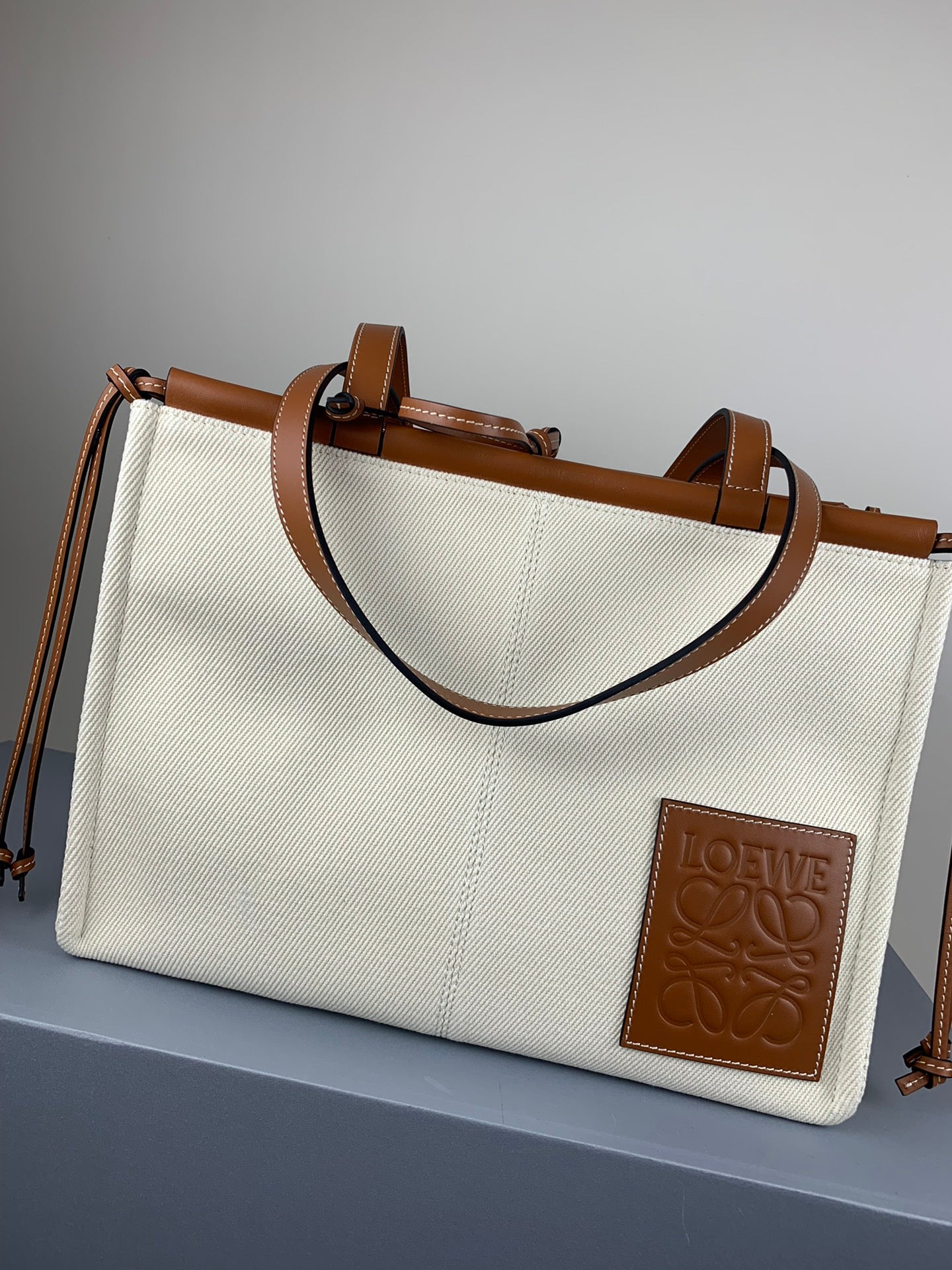羅L威-Cushion tote 白色棕皮