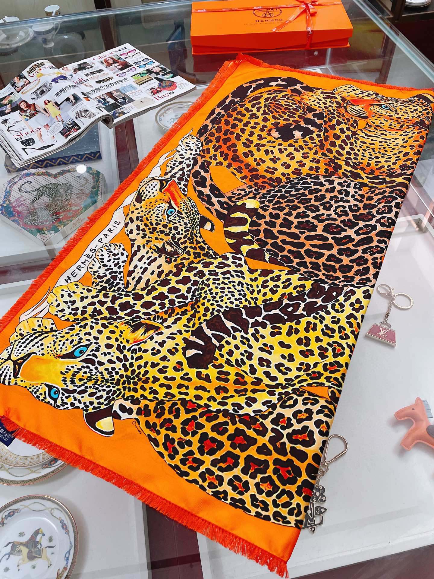 Hermes 慵懶花豹90絲巾