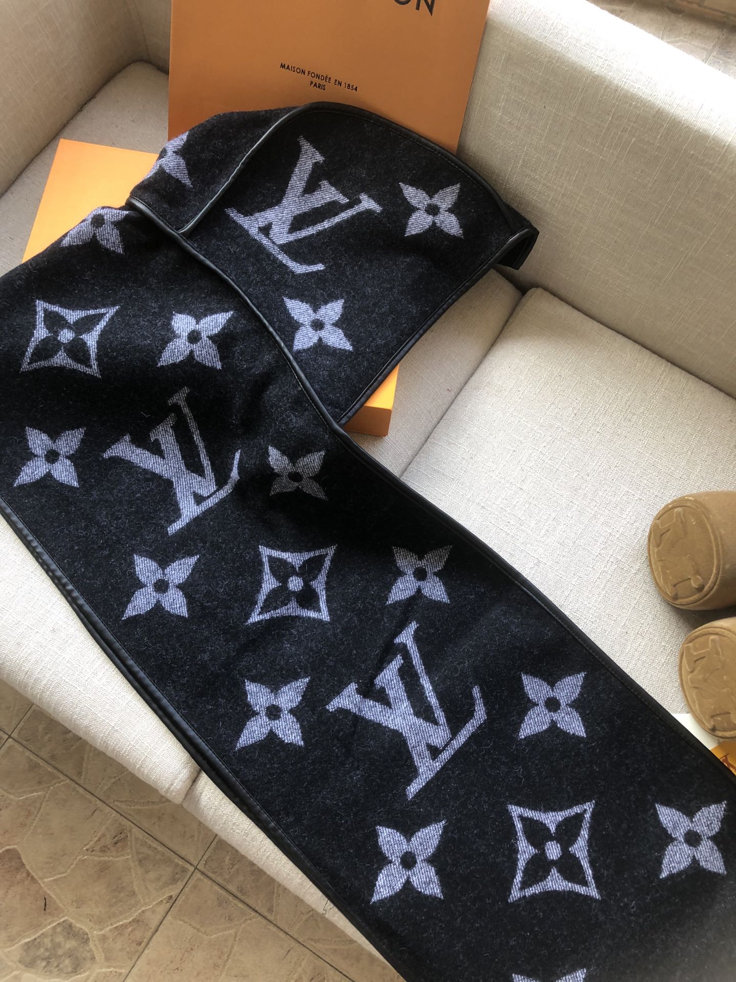 路L家-經典Monogram連帽披肩