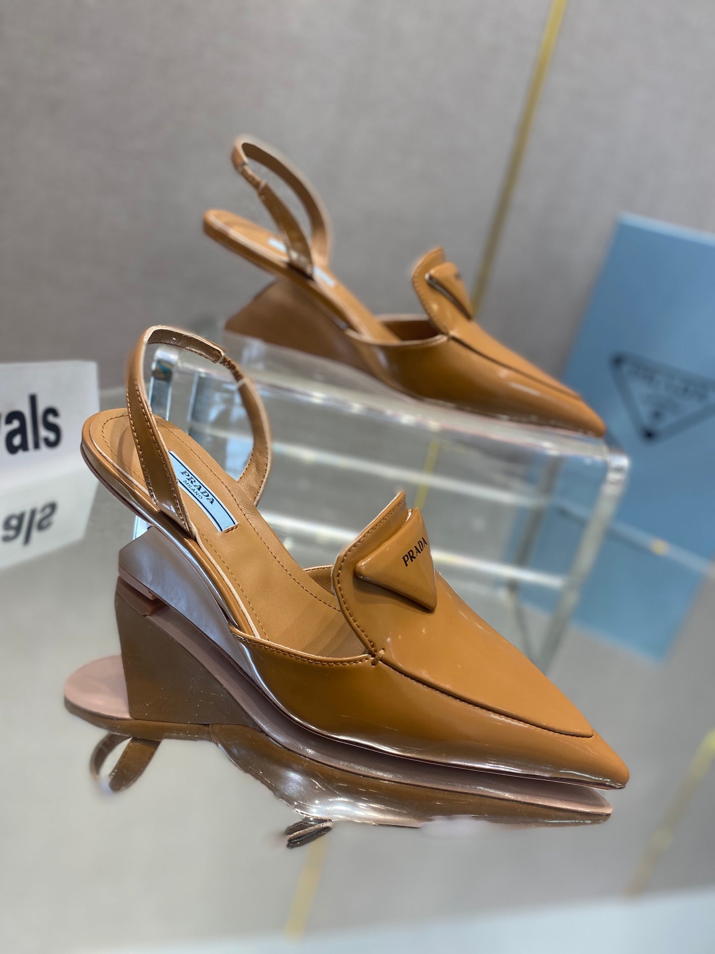 Prada鞋-Prada 漆皮低跟涼鞋（咖啡色）