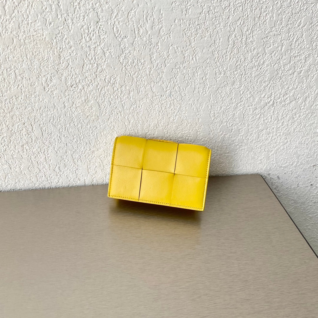B編織- 大格翻蓋卡包 小羊皮 12.2×7.5×2.5cm