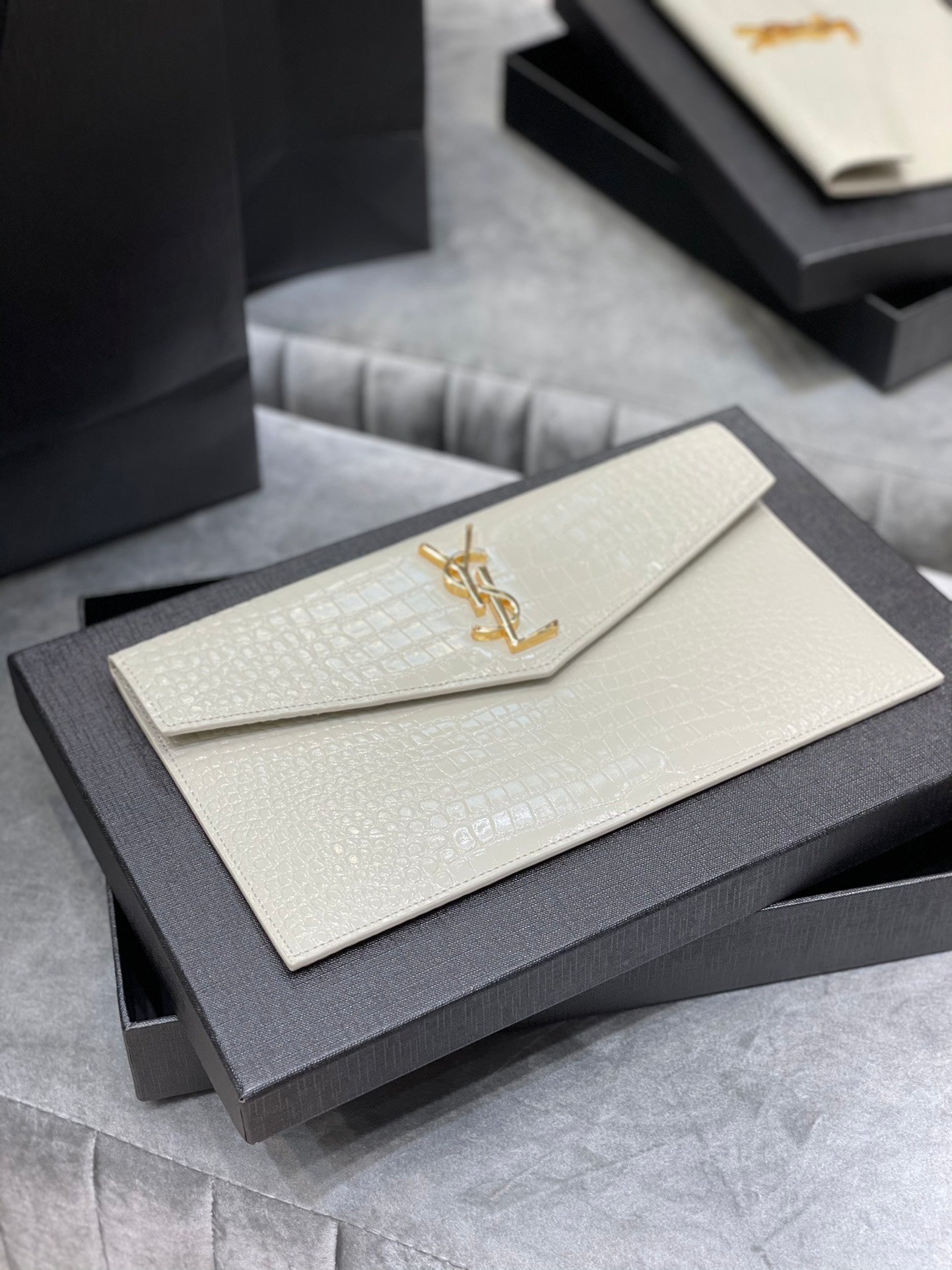 YSL ptown_新品手拿包-白鱷魚紋金扣