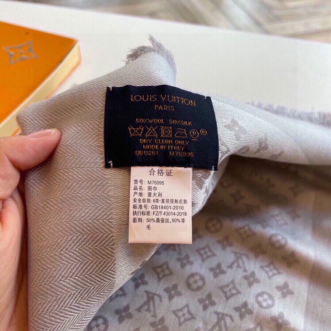 路L家-字母logo提花圍巾 120*120cm 50%羊毛+50%桑蠶絲 灰色