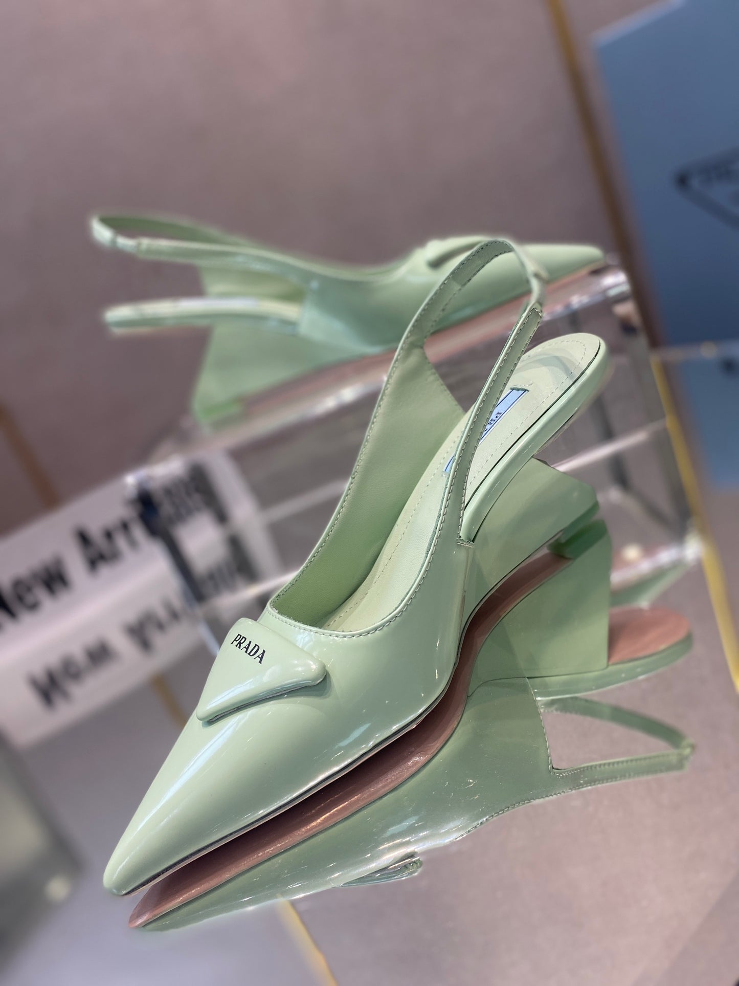 Prada鞋-Prada 漆皮低跟涼鞋（青蘋果綠）
