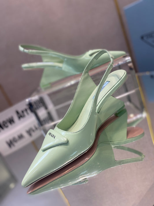 Prada鞋-Prada 漆皮低跟涼鞋(青蘋果綠)