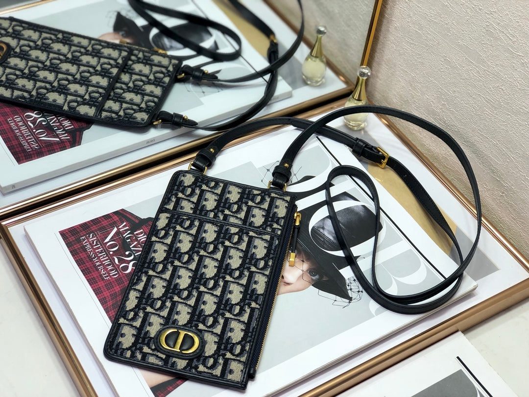 Dior 老花拉鍊扁長夾-附背帶