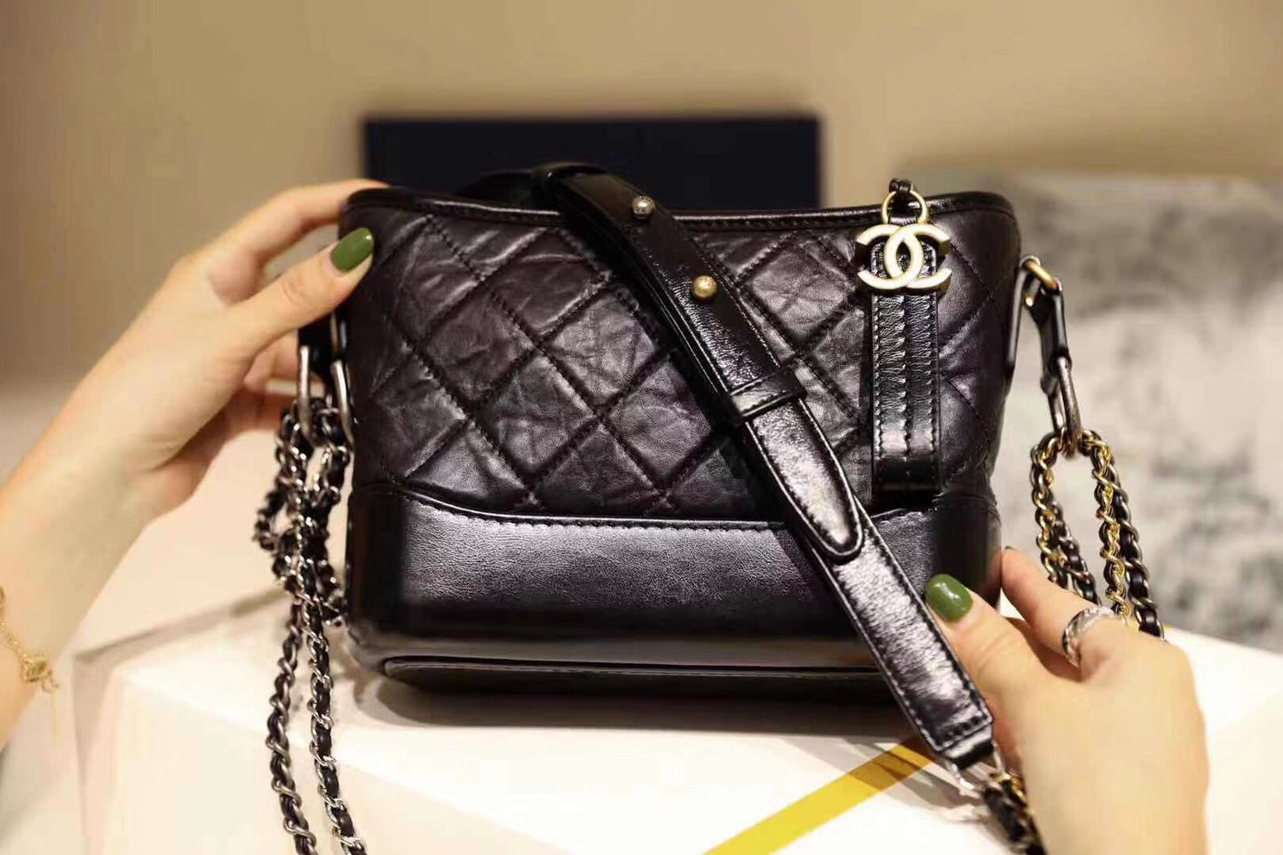 Chanel 小號流浪包-黑色菱格紋