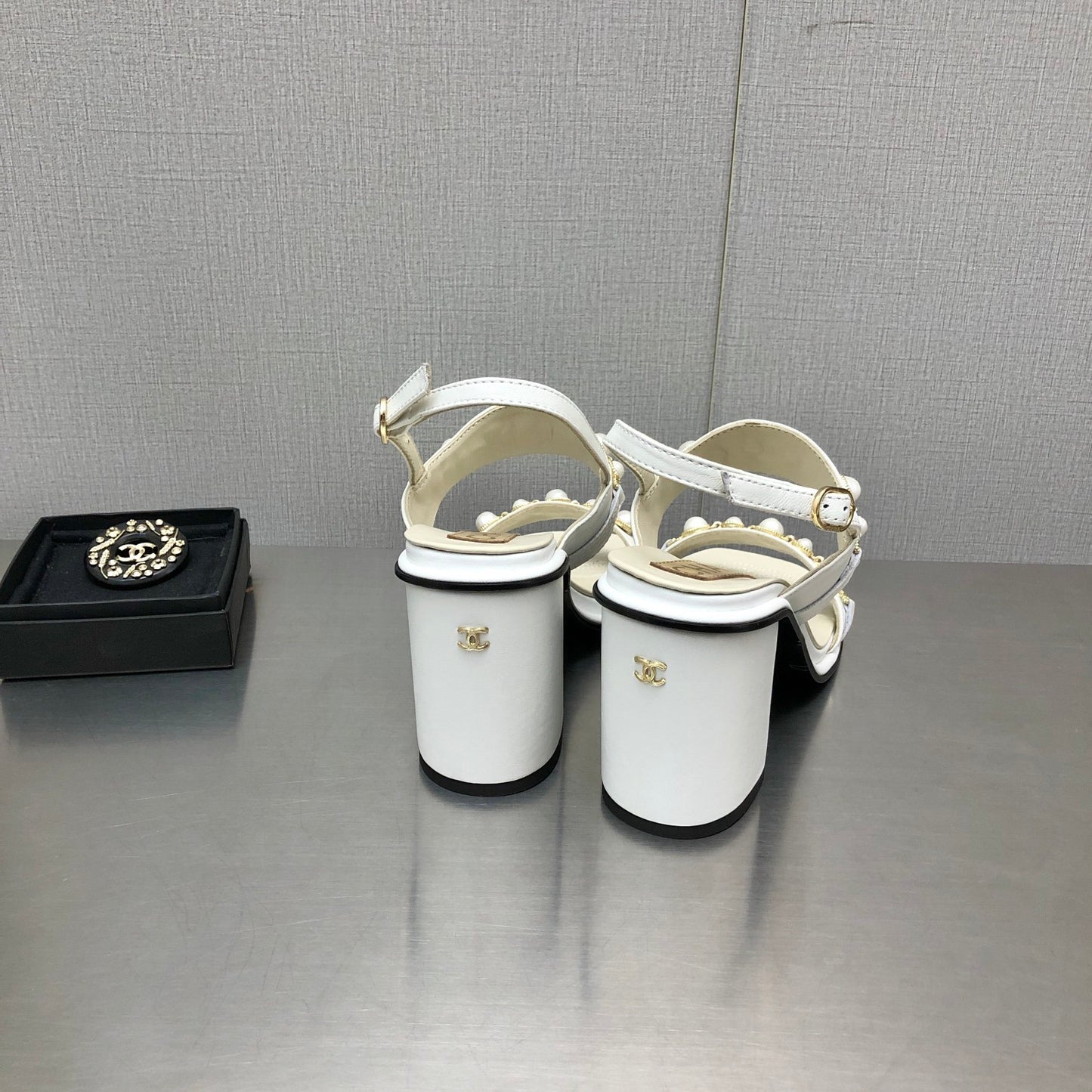 小香家-22A 手工坊珍珠釦高跟涼鞋-內外羊皮（尺碼35-40）