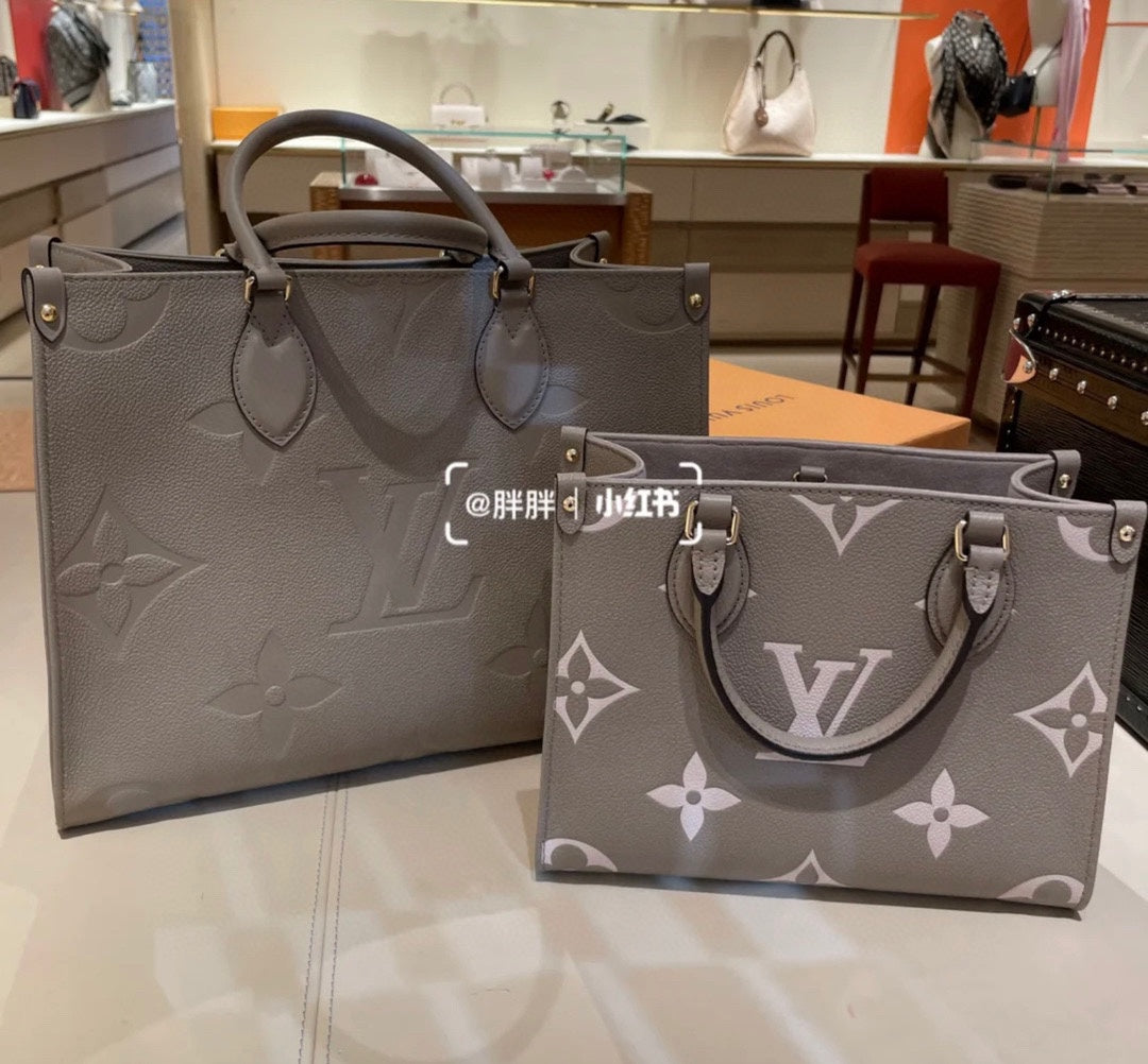 M45779 路L家-Onthego Tote 包 小號 大象灰奶白色 上身照