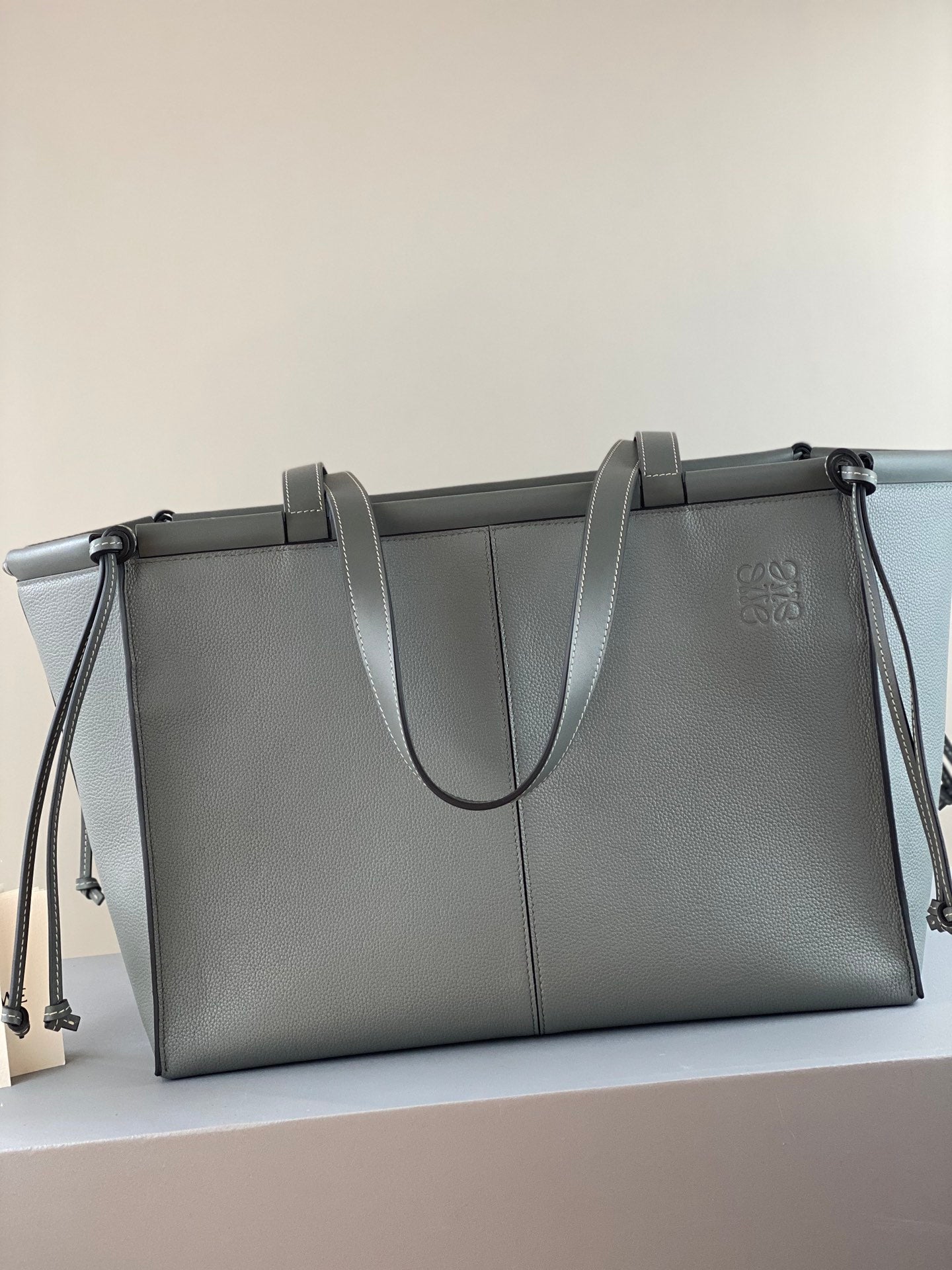 羅L威-Cushion tote 小牛皮 青銅色