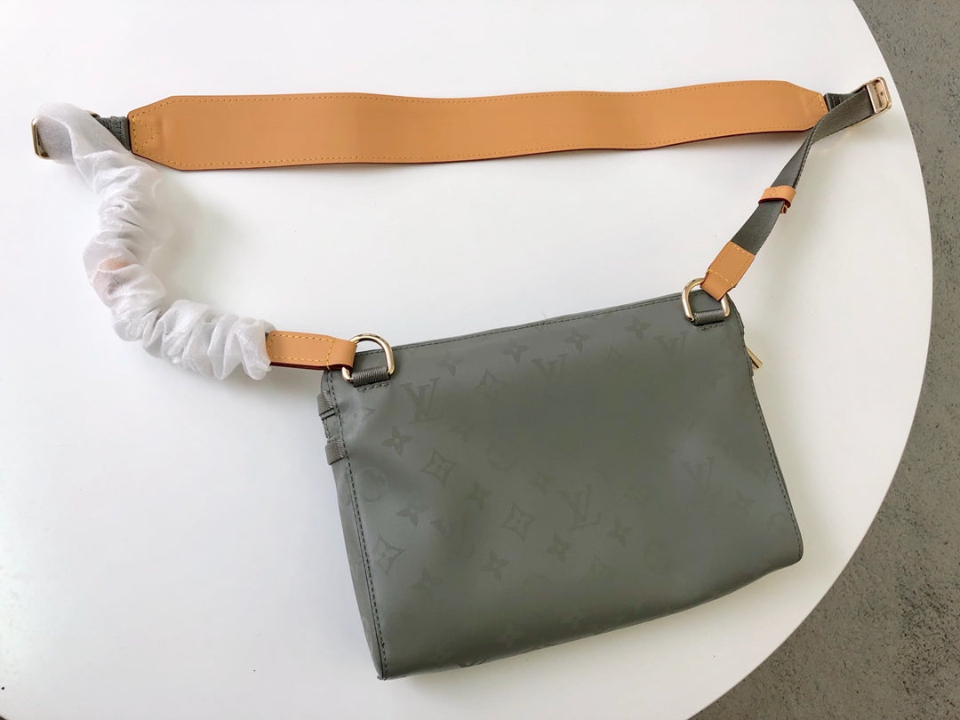 Lou-Monogram Titanium 小號 郵差包