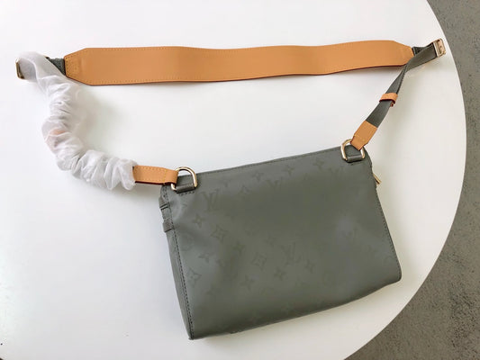 Lou-Monogram Titanium 小號 郵差包