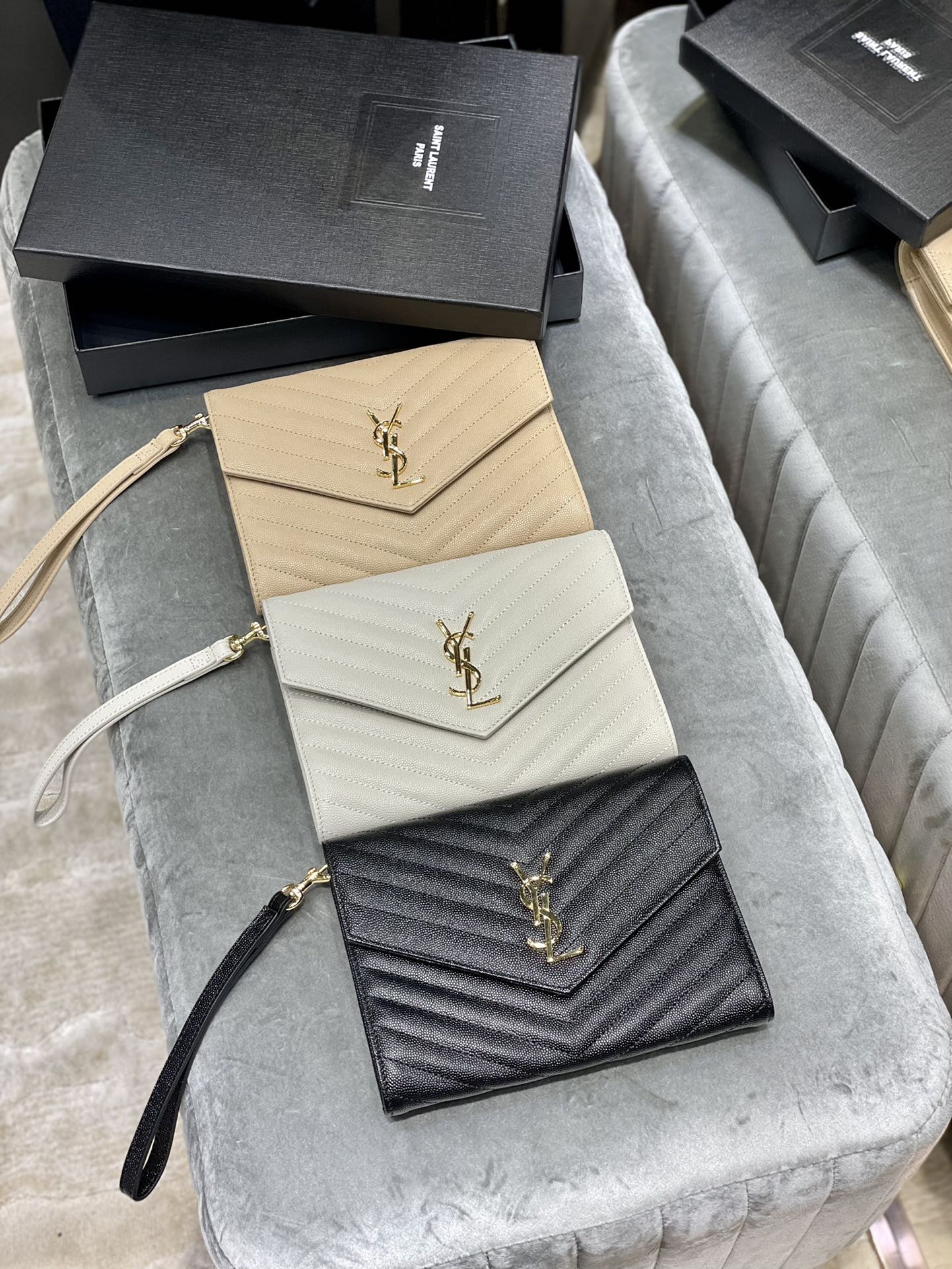 YSL_魚子醬手拿包-黑色金扣