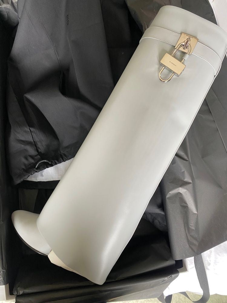 紀梵G-亮澤皮革褲腿靴-包覆式披跟9.5cm 上身圖
