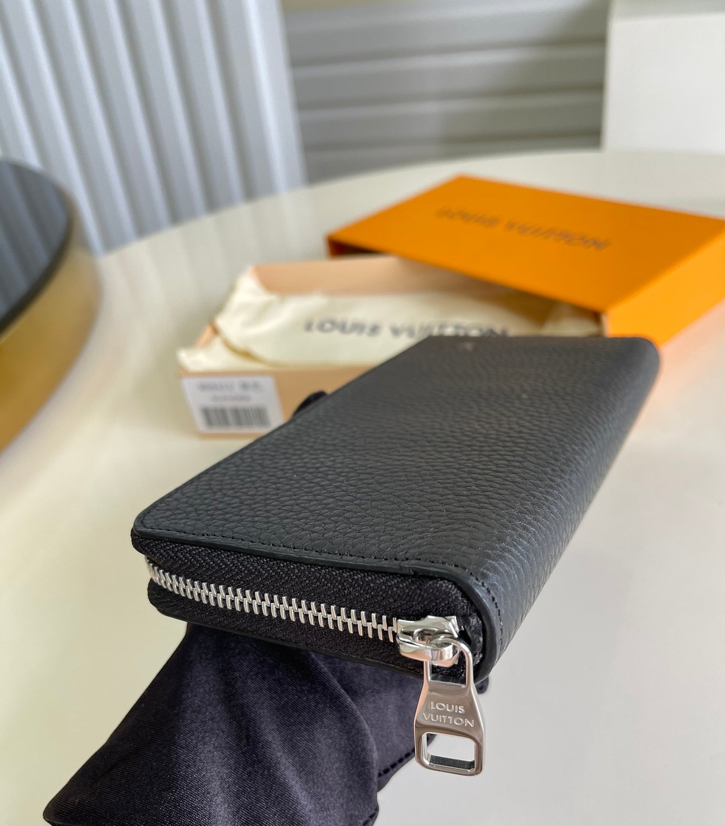 LV M5841 黑色荔枝紋男款拉鍊長夾