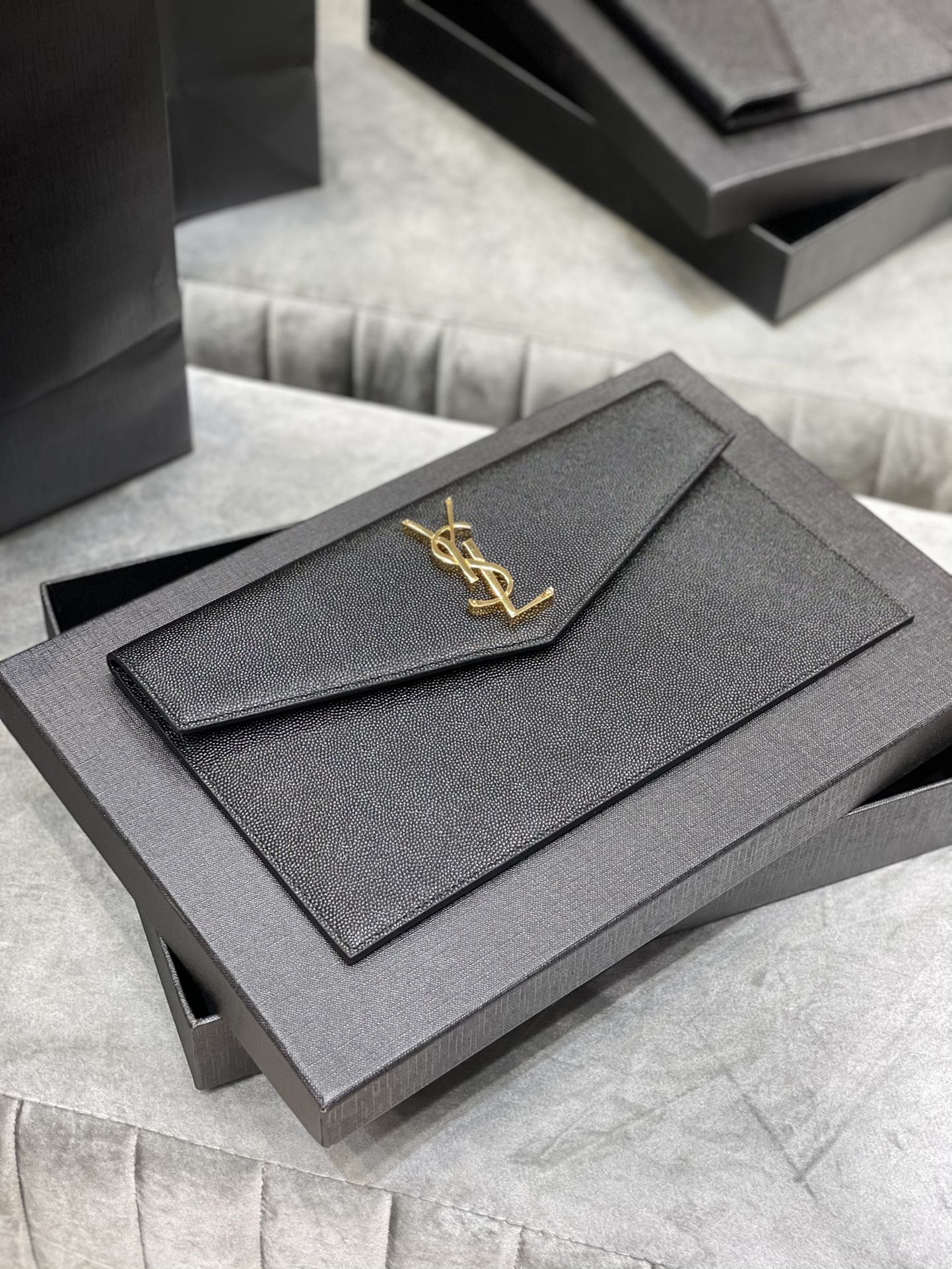 YSL ptown_新品手拿包-黑色魚子醬皮金釦