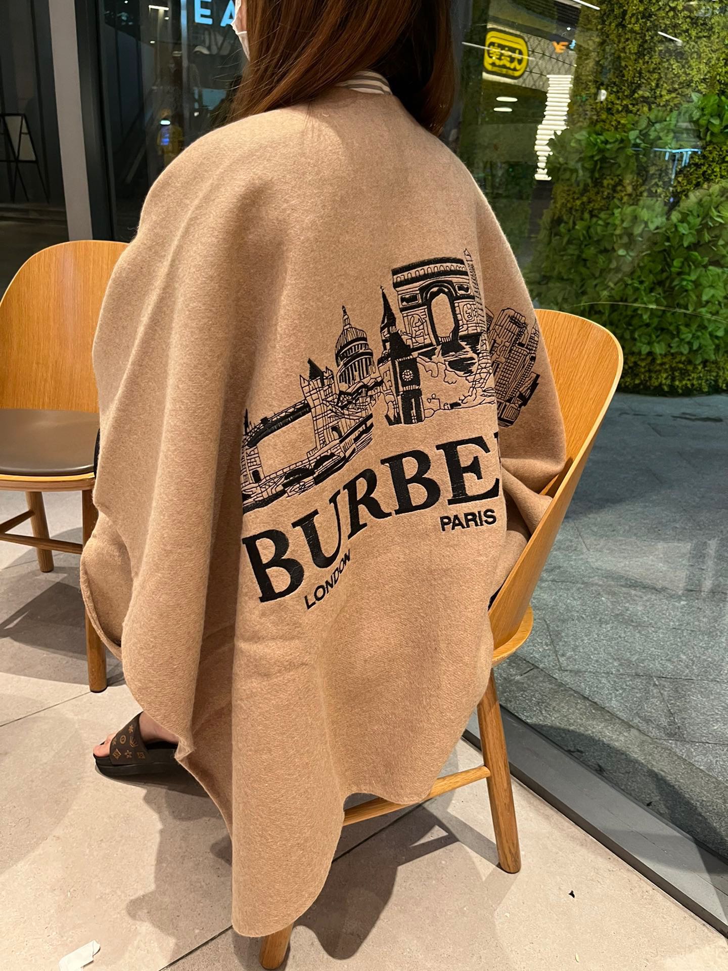 巴B家-巴黎建築字母logo羊絨披肩斗篷 80.5*119.5cm 外層：100%羊絨刺繡：100%聚酯纖維專業乾洗