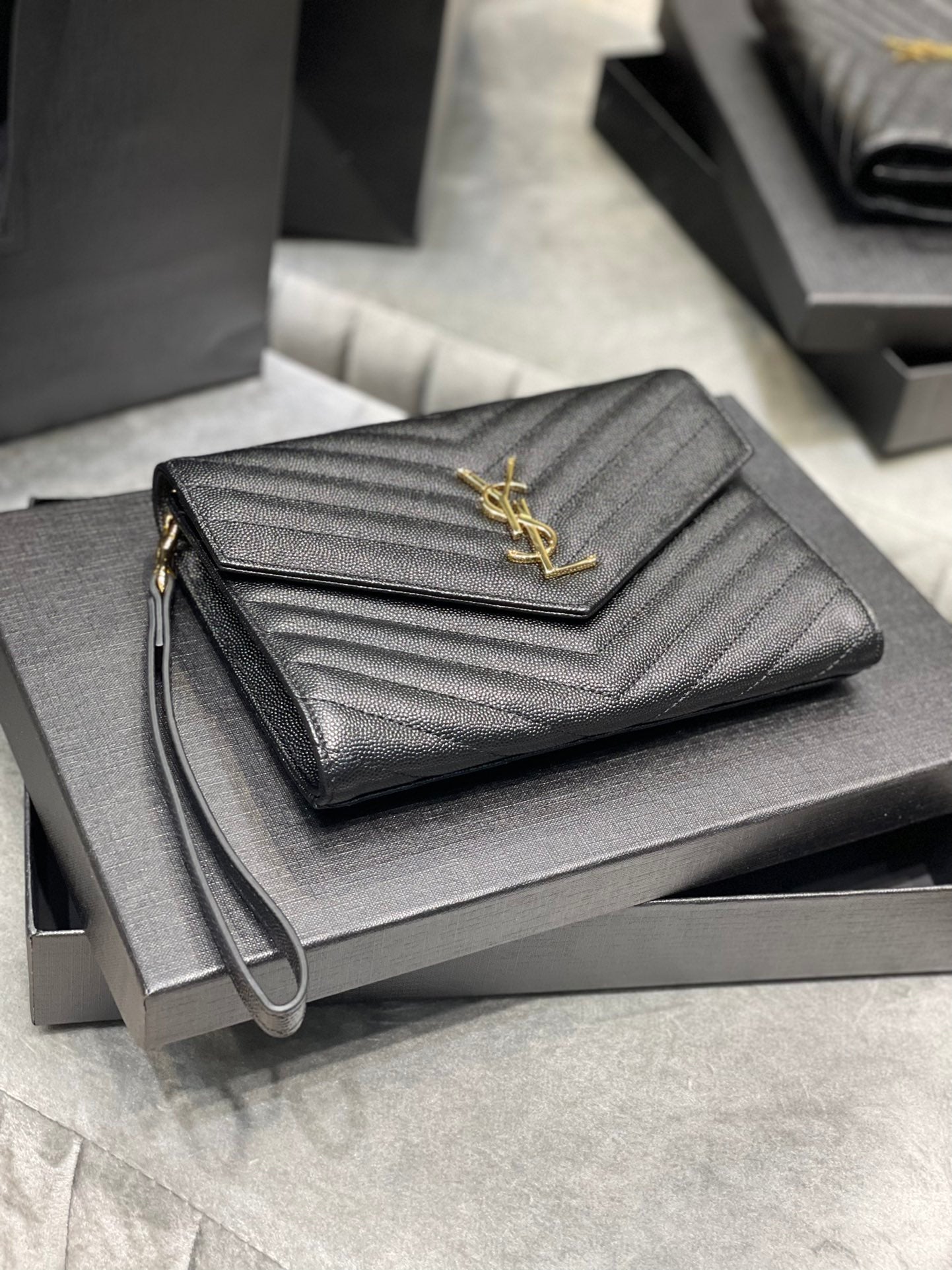 YSL_魚子醬手拿包-黑色金扣