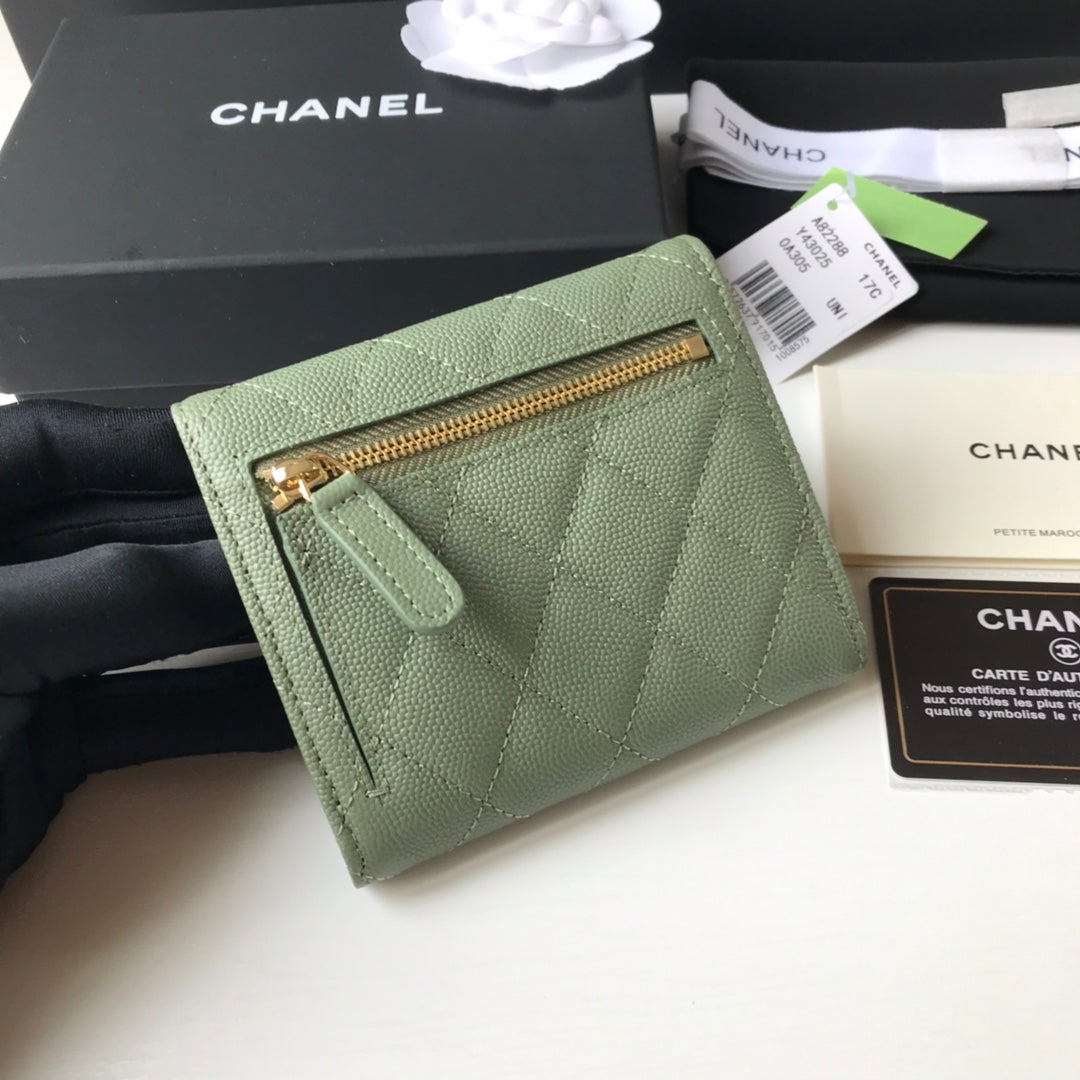 Chanel 三折短夾-綠色球紋皮金釦