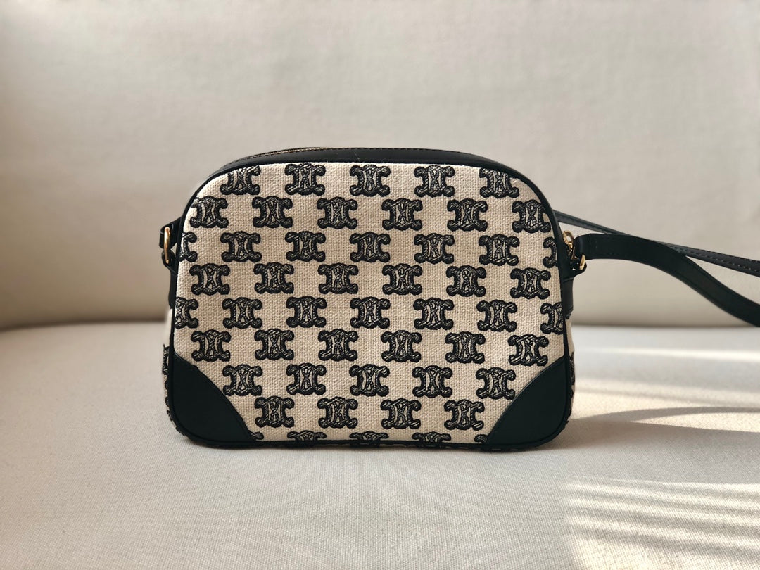 賽C家-TRIOMPHE刺繡織物相機包